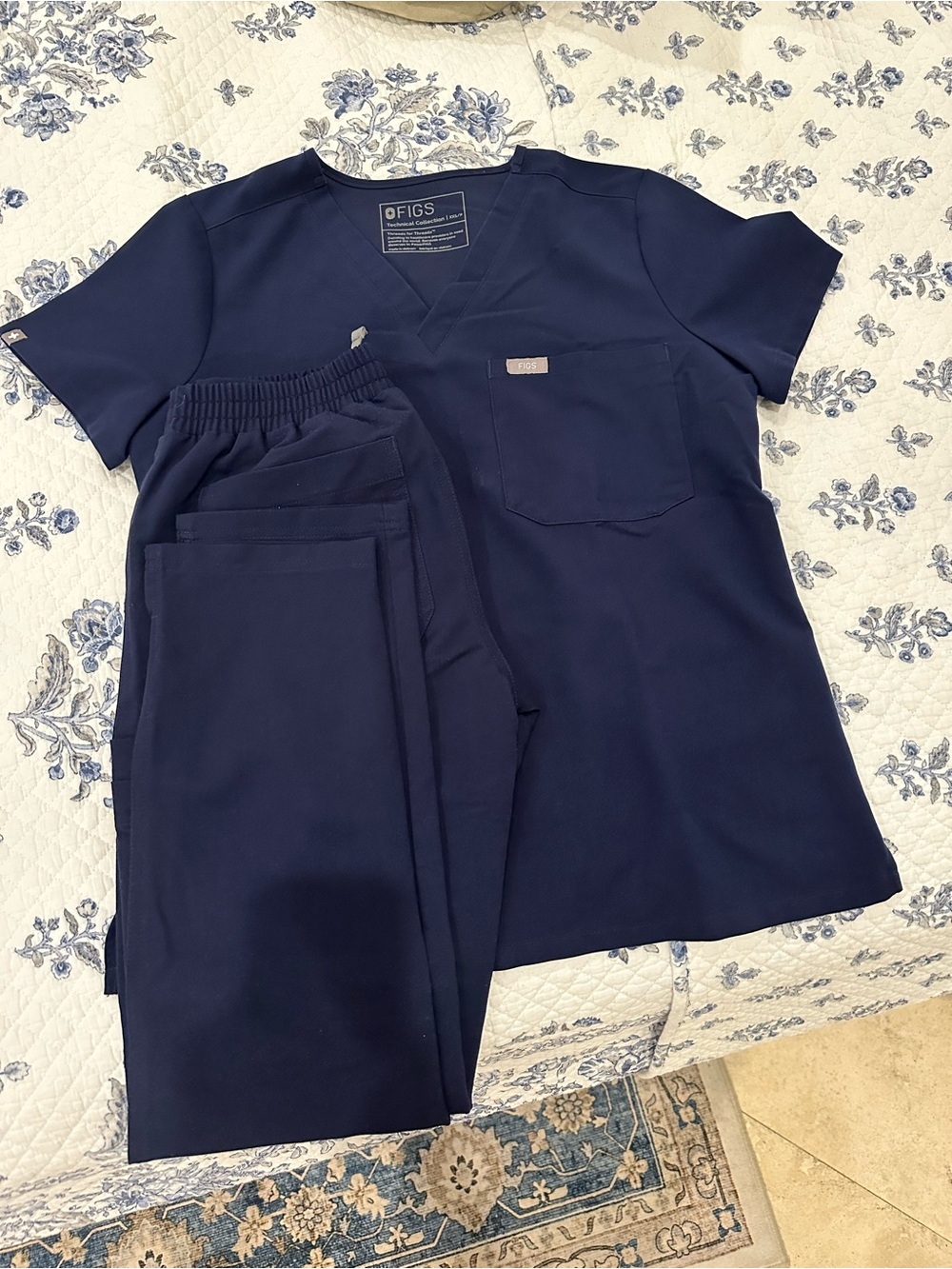 FIGS Women’s Scrub Set - Top & Pants